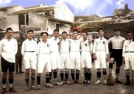 Vélez C. F. team in 1922 with Anita Carmona in the centre.
